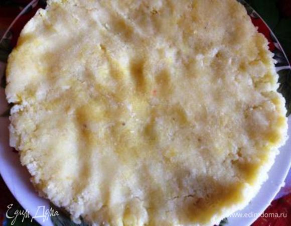 На блюдо выложить тертый картофель.
Смазать майонезом. Присолить.