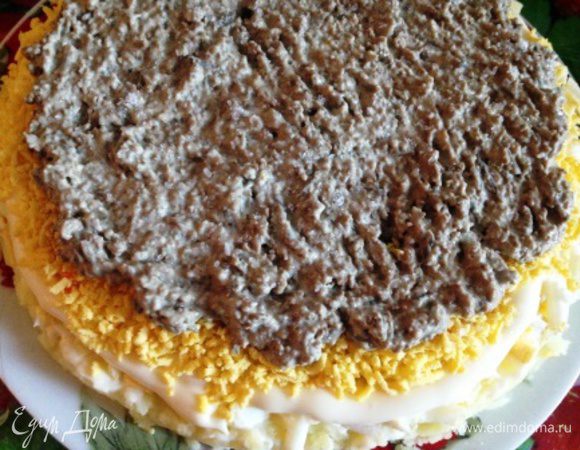 Тертую печень смешать с майонезом и выложить на яйца.