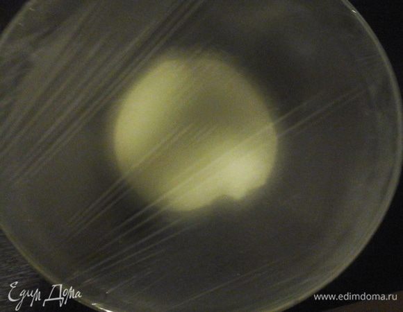 Смешать все ингредиенты для теста. Готовое тесто накрыть пленкой и оставить в теплом месте на 40 мин.
