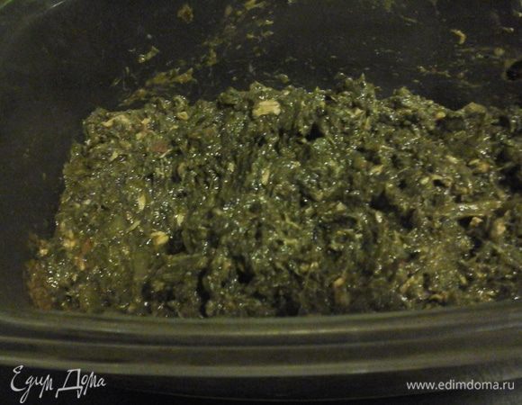 Шпинат варить на пару 10 мин, затем откинуть на дуршлаг (чтобы стекла лишняя вода). Остудить. Можно использовать готовый, но его необходимо также отжать. Мелко нарезать. 
Тунец положить в дуршлаг, чтобы избавиться  от лишней жидкости. Размять вилкой. Все положить в глубокую тарелку, добавить кедровый орех, соль, томатный соус и перемешать.