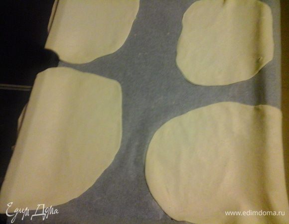 После этого каждый шар тонко раскатать и сразу положить на противень, застеленный пекарской бумагой. 