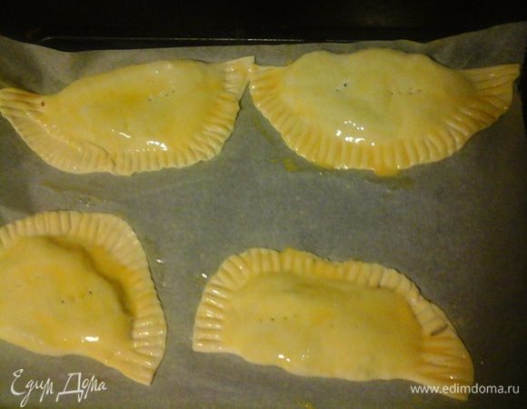 Накрыть второй половинкой края, прижать вилкой. Сверху сделать два прокола вилкой (чтобы пар выходил), смазать взбитым желтком. Готовить при 190* примерно 12-15 мин (смотрите по вашей духовке) до золотистого цвета.