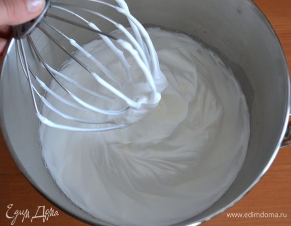 Для этого десерта можно вполне использовать уже готовые меренги (безе), тогда время на приготовление этого десерта у вас сократиться до минут 20, как у меня и указано в рецепте (+ охлаждение в морозильной камере). Но, если Вы будете готовить меренги самостоятельно, то, конечно, стоит учитывать время на приготовление этого лакомства.

Итак, для меренг кладем белки (100 г = 3 белка) в чашу кухонного процессора и начинаем взбивать с щепоткой соли до мягких пиков. Затем понемногу добавляем сахарную пудру, продолжая взбивать белковую массу. Как только начнут образовываться плотные пики, добавляем ложечку белого винного уксуса. 