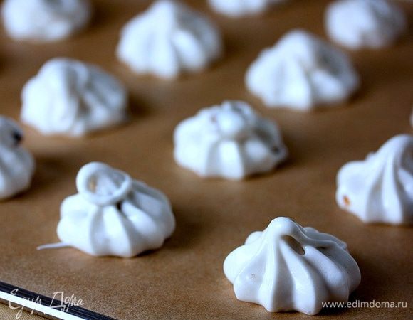 С помощью кондитерского мешка отсадить меренги на противень, застеленный пекарской бумагой. Выпекать (сушить) меренги в духовке, разогретой до 90°C около 3-х часов со слегка приоткрытой дверцей духовки.
