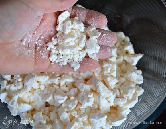 Теперь берем необходимое для приготовления десерта количество меренг и просто ломаем их в ладони. Вот так.