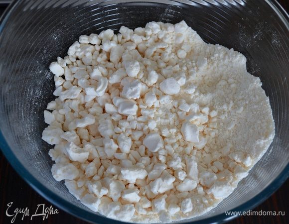 Получается неравномерная крошка из меренг.