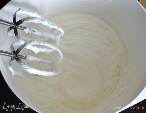 Сливки взбить до устойчивых пиков. У меня здесь сливки растительного происхождения (я предпочитаю использовать именно их в данном десерте), но можно использовать и обыкновенные с высокой степенью жирности. 
