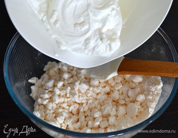 Осторожно выложить сливки в миску с меренгами.