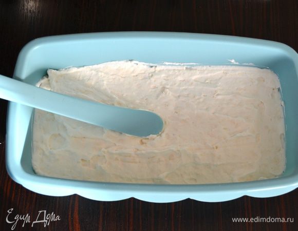 Берем форму, которую удобно поставить в морозилку, и выкладываем половину сливочной массы с меренгами ровным слоем на дно формы.