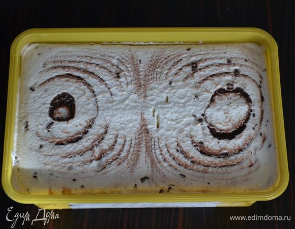 Мороженое в принципе, можно брать любое, по вкусу. Обычно это ванильное мороженое, но можно взять и "страчателла", как у меня. Это мороженое с вкраплениями шоколада очень хорошо подходит к этому десерту! Немного заранее достать мороженое из морозилки, чтобы оно слегка размягчилось.