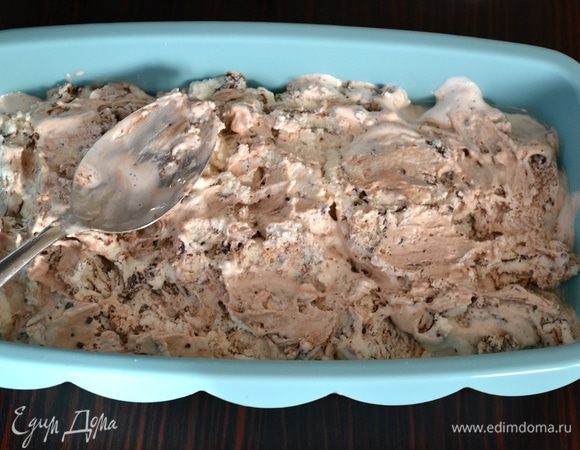 Выложить слой мороженого поверх крема. Разровнять.