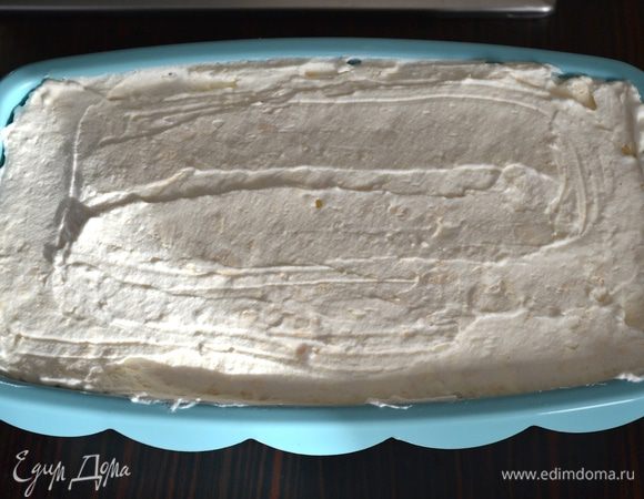 И закрыть его оставшейся половиной крема. Поставить в морозилку минимум на 3 часа.