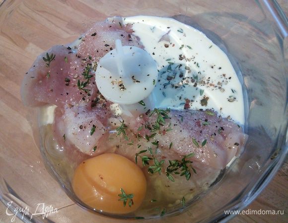 Филе нарезать на кусочки и взбить в блендере вместе со  сливками, яйцом, солью, перцем и тимьяном до однородности. Фарш получается нежнейшего светло-розового цвета, шелковой консистенции. 