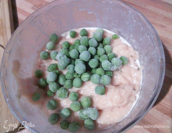 Добавить замороженный зеленый горошек, перемешать. 