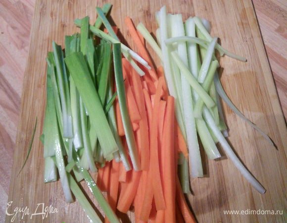 Овощи нарезать соломкой. От порея берём только зелёную часть, а брокколи разбираем на соцветия. Мне хватило 3 соцветий. 