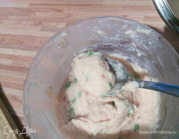 За 5 мин до конца варки бульона отсаживаем при помощи двух столовых ложек клёсы прямо в кипящий бульон 