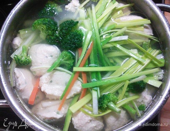 Закладываем овощи (порей в последнюю очередь), доводим до кипения и выключаем. Овощной суп на бульоне с куриными клёсами готов. Приятного аппетита! 