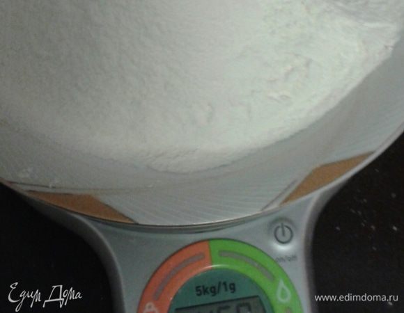 Муку просеять, в молоко влить воду, немного подогреть.