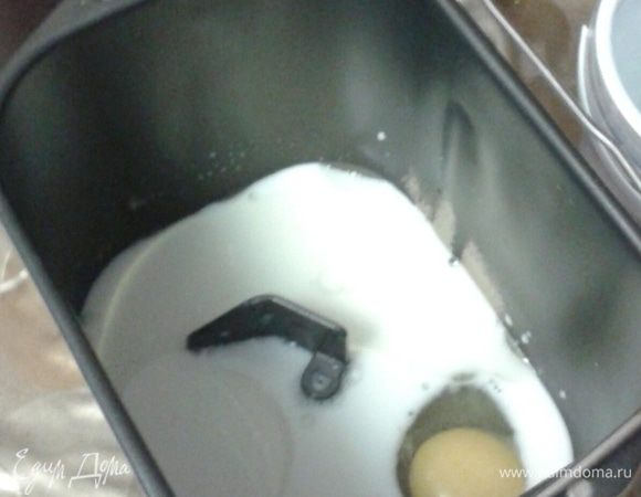 Тесто можно приготовить в хлебопечке, в режиме замеса теста. Или руками, для этого высыпаем тесто на стол горкой, в середине делаем углубление, куда выливаем яйцо, воду, молоко и добавляем соль. После этого аккуратно начинаем месить, в процессе вымешивания добавляем растительное масло. Чем дольше будете месить тесто, тем эластичнее оно получится. После того, как тесто станет однородным и эластичным, кладём его в глубокую стеклянную или фарфоровую миску, накрываем влажном салфеткой и даём постоять полчаса — минут сорок.  