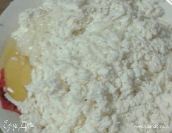 Пока тесто отдыхает, готовим начинку. Сыр потереть на терке, добавить яйцо, если сыр пресный немного подсолить. Начинка готова!