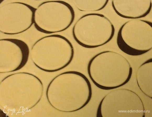 После этого начинаем раскатывать тесто для вареников на листы, добавлять начинку и сюрпризы. Как лепить — решать только вам. В каждой семье свои традиции.