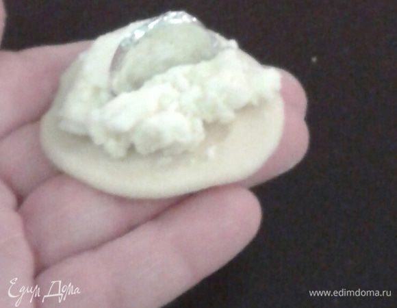 Только часть вареников делаем с сюрпризами, остальные с обычной начинкой.