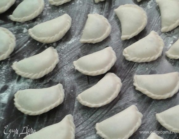 Например на досточке, разложите так чтоб каждый вареник лежал отдельно, иначе они слипнуться.