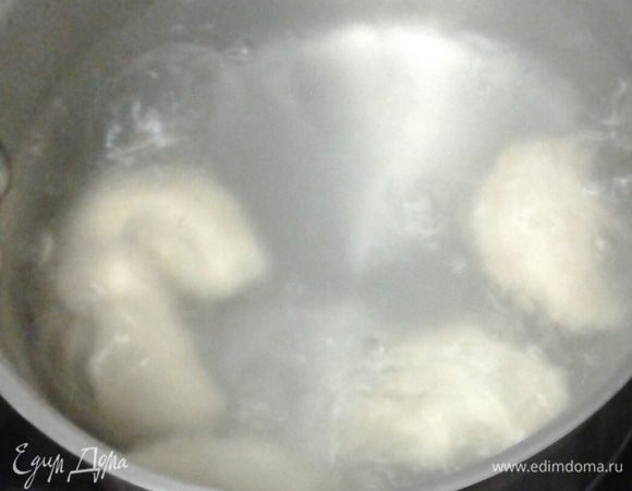 Варить вареники нужно в большом количестве кипящей воды, и присматривать, чтоб сильно не кипели, иначе все сюрпризы останутся на дне кастрюли. Подаем в одной большой миске, чтоб каждый мог взять сам свою судьбу.
Сверху полить сливочным маслом рядом поставить сметану.

Приятных праздников!!!