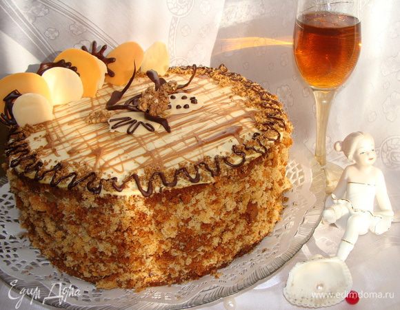 Украшение делала из горького и белого шоколада.