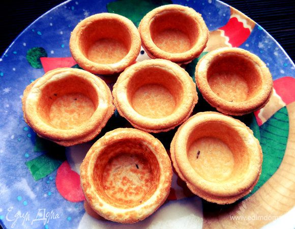 У меня готовые тарталетки слегка солоноватые, с добавлением тмина. Как говорят - на два укуса.