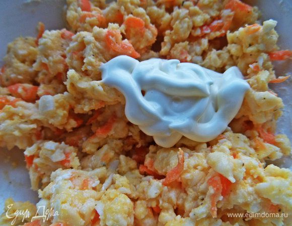 Для первой начинки старый добрый сырный салатик. Не буду подробно расписывать, но с сырой, мелко натёртой морковкой он нарядно смотрится.