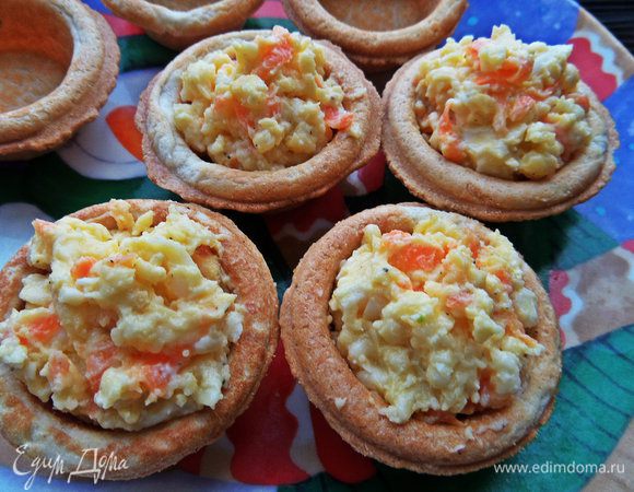 Раскладываем салатик по тарталеткам и немного украшаем кукурузой по краям (или во внутрь) и вырезаем сердечки из красного перца.