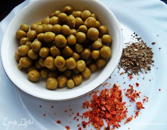 Для второй начинки берём горошек (всегда остаётся от салатов) и приправы.