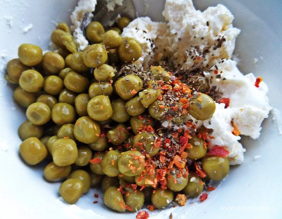 Смешиваем с домашним маскарпоне. Горошек мягкий, его можно даже раздавить ложкой. Рецепт маскарпоне здесь: http://www.edimdoma.ru/retsepty/64524-desert-apelsinovyy-tiramisu-retsept-domashnego-maskarpone