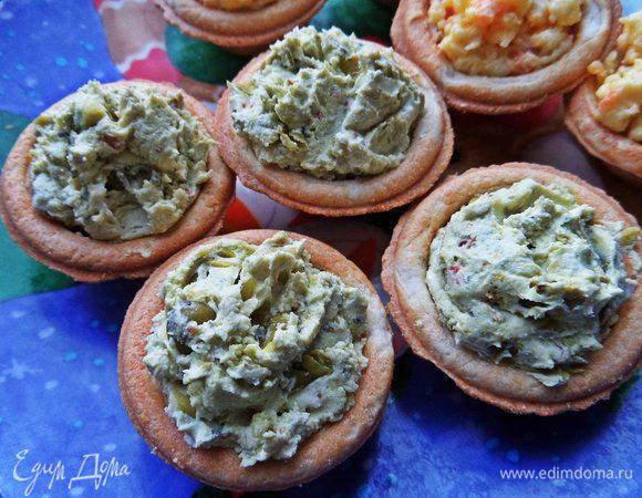 Раскладываем по тарталеткам. Украшаем остатками горошка.