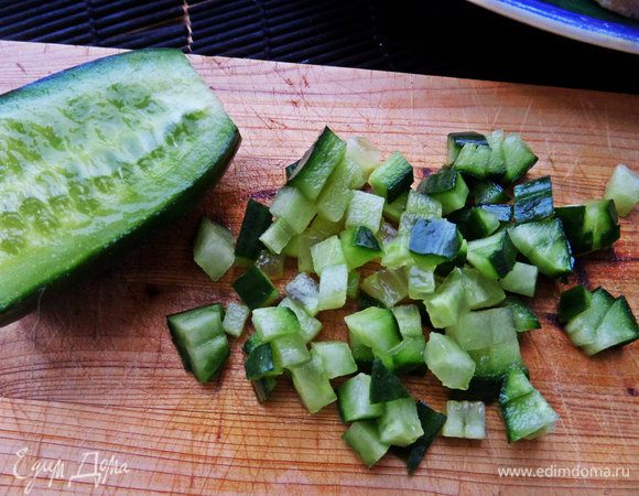 Для третьей начинки мелко нарезаем огурец.