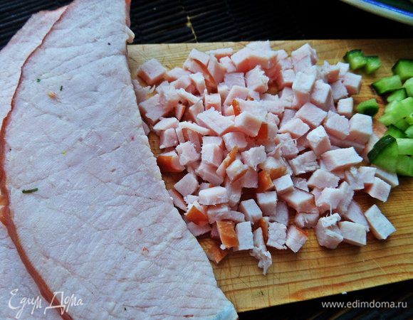 Ветчину мелкими кубиками.