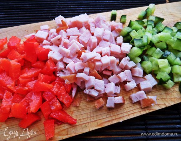 Перец тоже мелко нарежем.