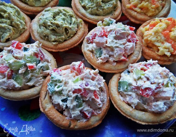 Перемешиваем и наполняем тарталетки. Украшаем кукурузой или по своему усмотрению.