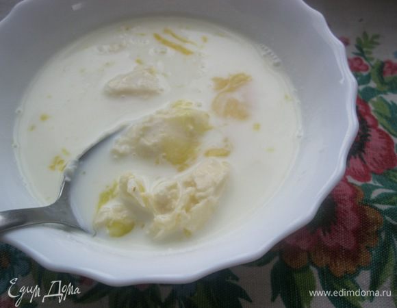 В миске смешать молоко (теплое), сливочное масло (комнатной температуры) и желток.