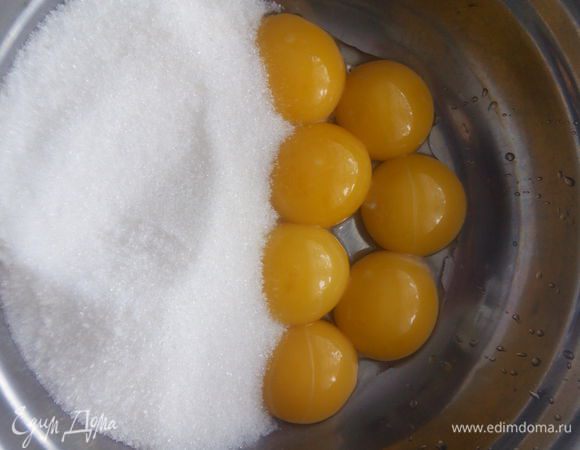 Отделить белки от желтков. Добавить в желтки стакан сахара. Взбить.