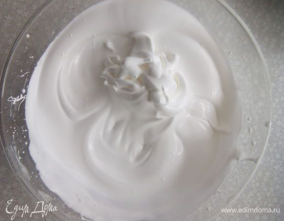 Белки взбить до жестких пиков, постепенно добавляя стакан сахара.