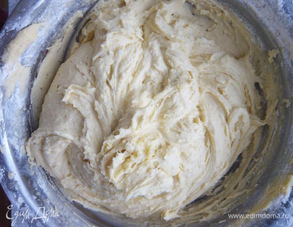 В желтковую массу добавляем просеянную муку, разрыхлитель, ванилин. Перемешиваем, тесто получается не густым.