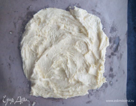 Тесто делим на три части. Часть размазываем по противню, заранее выстланному бумагой для выпечки, придаем форму круга, как в моем случае, но это все по вашему желанию.