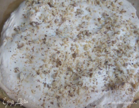 Выпекаем в духовке при 120-150 градусах, пока безе не подсушится.