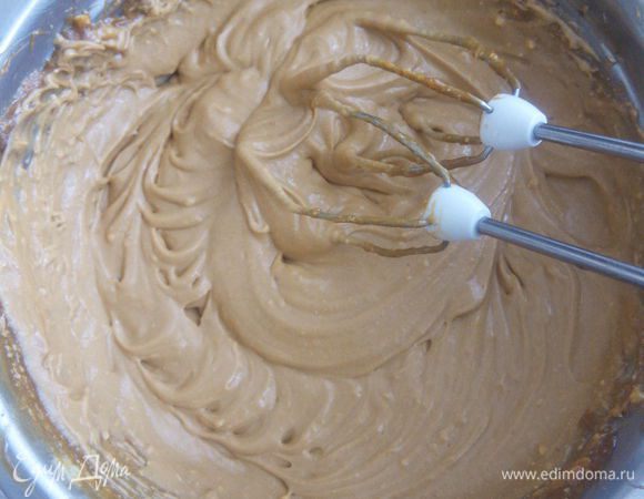 Пока наши коржи остывают приготовим крем. Смешиваем сгущенной молоко с размягченным сливочным масло. Взбиваем пока крем не станет однородным и гладким.