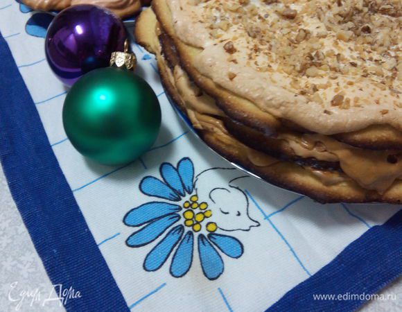 Смазываем кремом два коржа, верхний корж я оставила, таким как он был, но можете посыпать сахарной пудрой. Дайте торту пропитаться и приятного аппетита. 