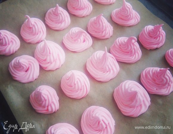 У меня остались экстра взбитые белки, я добавила в них красный краситель и сделала маленькие меренги как дополнение к тортику. 