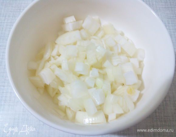 Отвариваем рис.  Мелко нарезаем лук. 