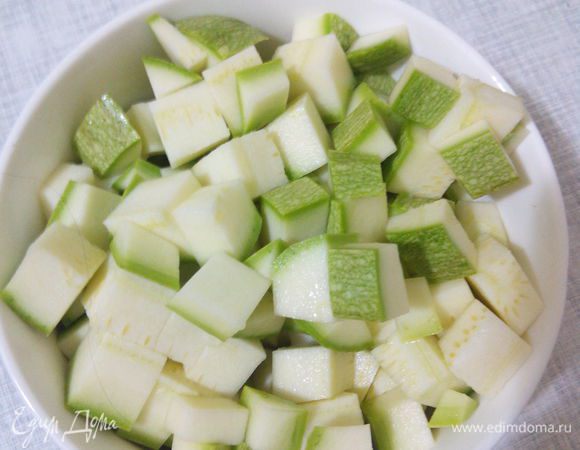 Нарезаем кабачок кубиками. 
